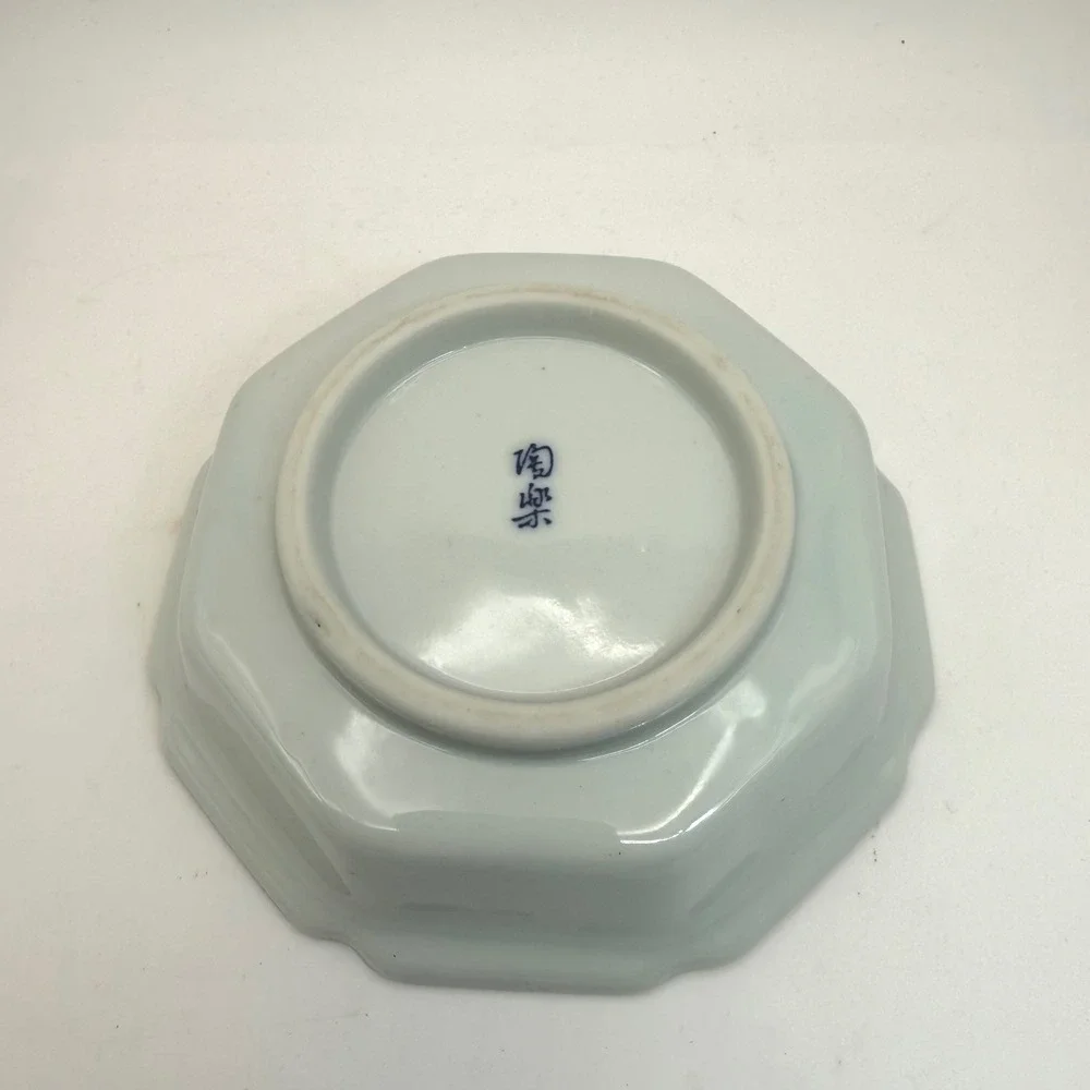 Japanese Kiyomizu-yaki Octagonal Bowl - Signed Tōraku (Morisato) - Blue‎ & White